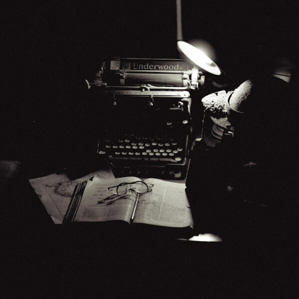 A black and white photo of an old typewriter